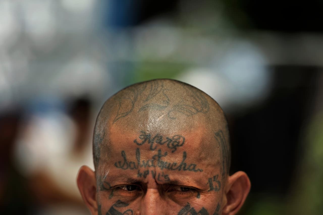 Uno de los líderes de la MS-13, Carlos Tiberio Valladares, alias Sniper, durante una rueda de prensa ofrecida por las pandillas en una cárcel de mujeres de El Salvador, al cumplirse 200 días de la tregua entre bandas rivales, en septiembre de 2012.