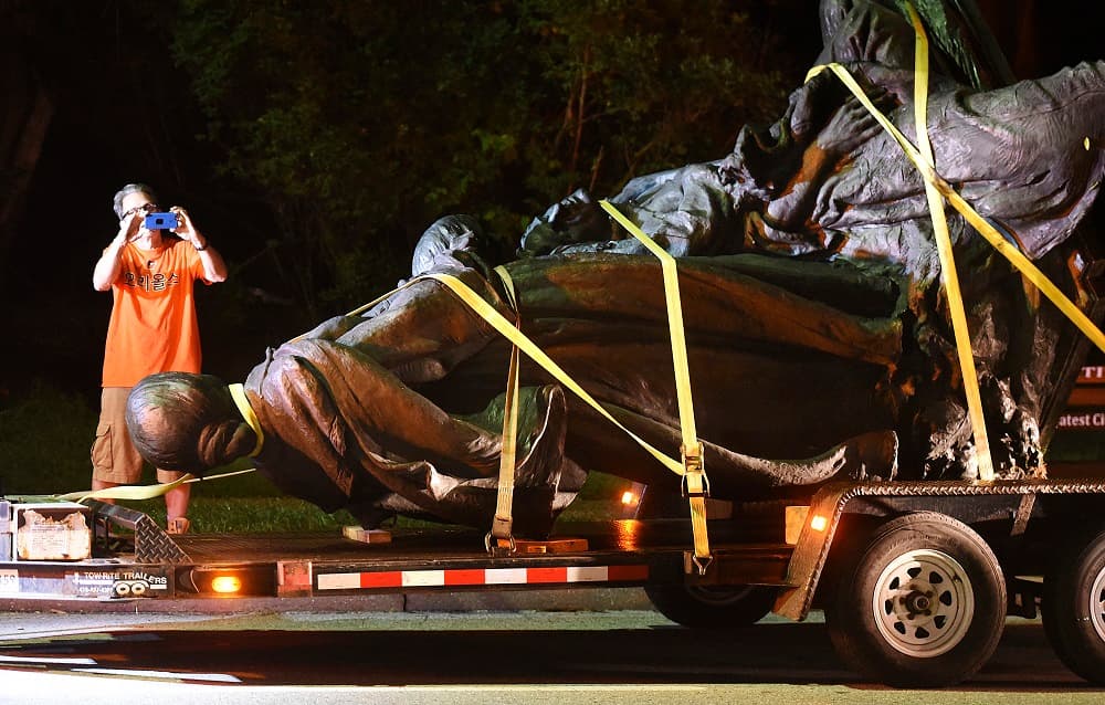 Un grupo de 
<b><a href="http://www.univision.com/noticias/politica/manifestantes-tumban-una-estatua-confederada-en-carolina-del-norte-tras-la-violencia-de-charlottesville">manifestantes en Durham, Carolina del Norte, derribó una estatua confederada</a></b> frente a un edificio del gobierno el lunes por la noche, dos días después de los disturbios sangrientos de Charlottesville, Virginia.