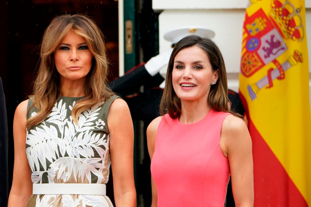 Al salir de la Oficina Oval, la primera dama Melania y la reina Letizia se desplazaron al salón rojo para tomar un té y charlar.
<br>