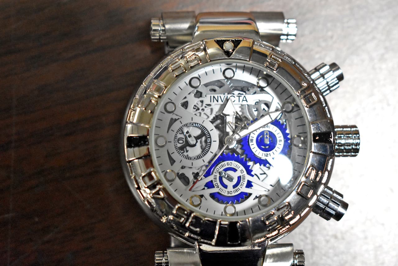 Los agentes sospecharon que los relojes eran falsificados y detuvieron el envío, que incluía las marcas Rolex, Invicta, Rado y Hublot.