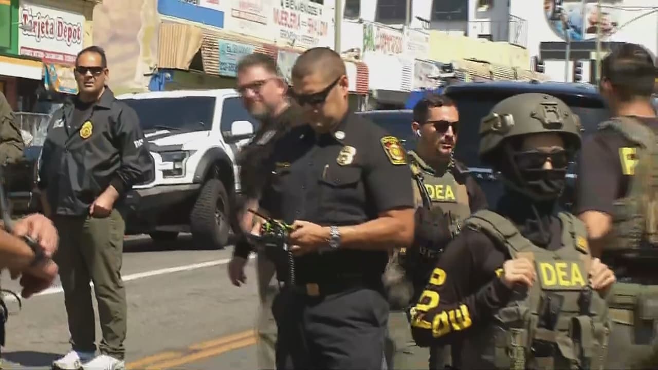Autoridades federales y locales realizaron este 4 de junio de 2026 un operativo contra el narcotráfico en el Parque MacArthur de Los Ángeles, enfocado en la venta y el consumo abierto de fentanilo y metanfetamina. De acuerdo con los reportes iniciales, la acción dejó al menos seis personas detenidas en uno de los puntos intervenidos, mientras se confirma el balance total de arrestos y decomisos.