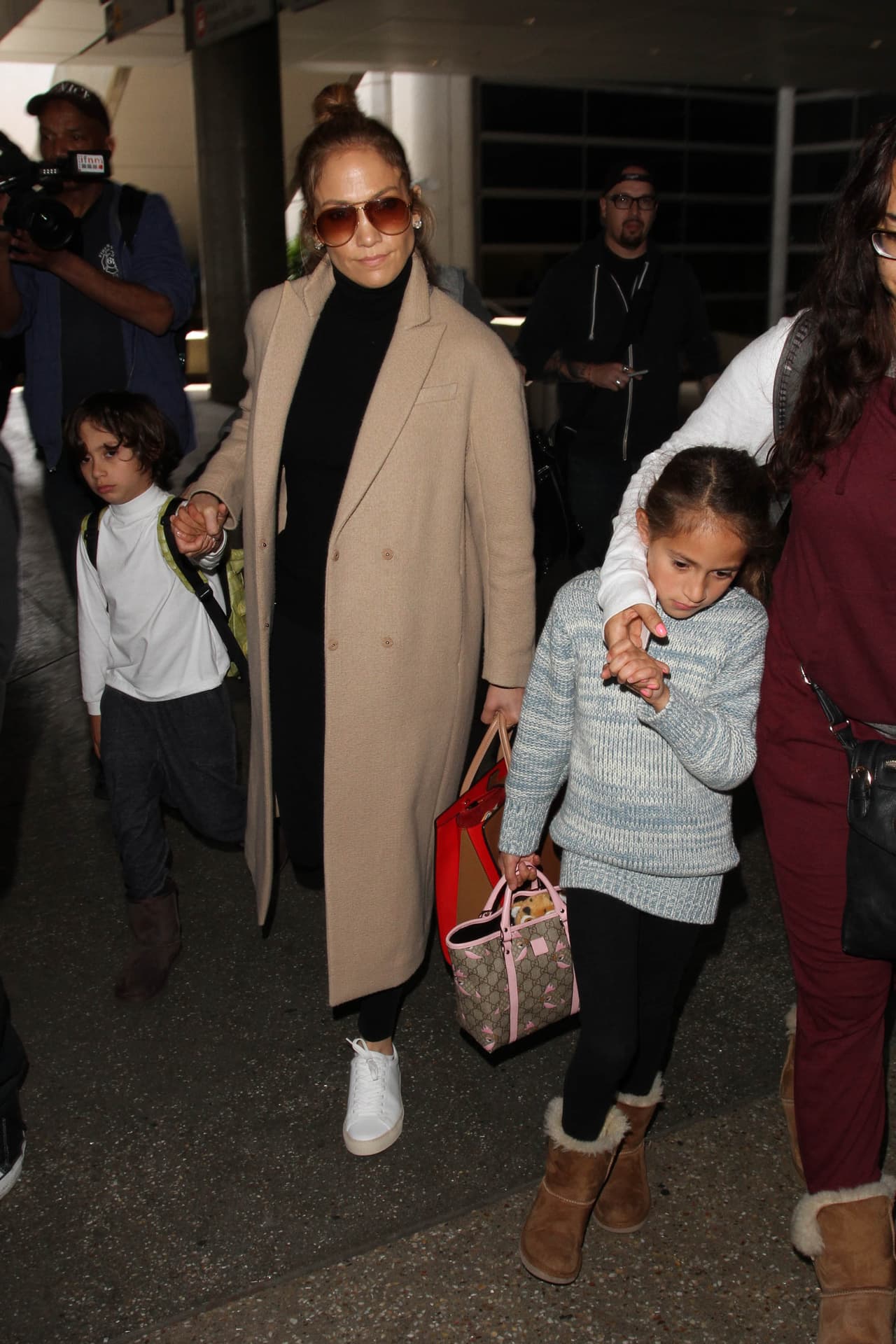 Pero Jennifer tiene años de experiencia lidiando con los paparazzi.