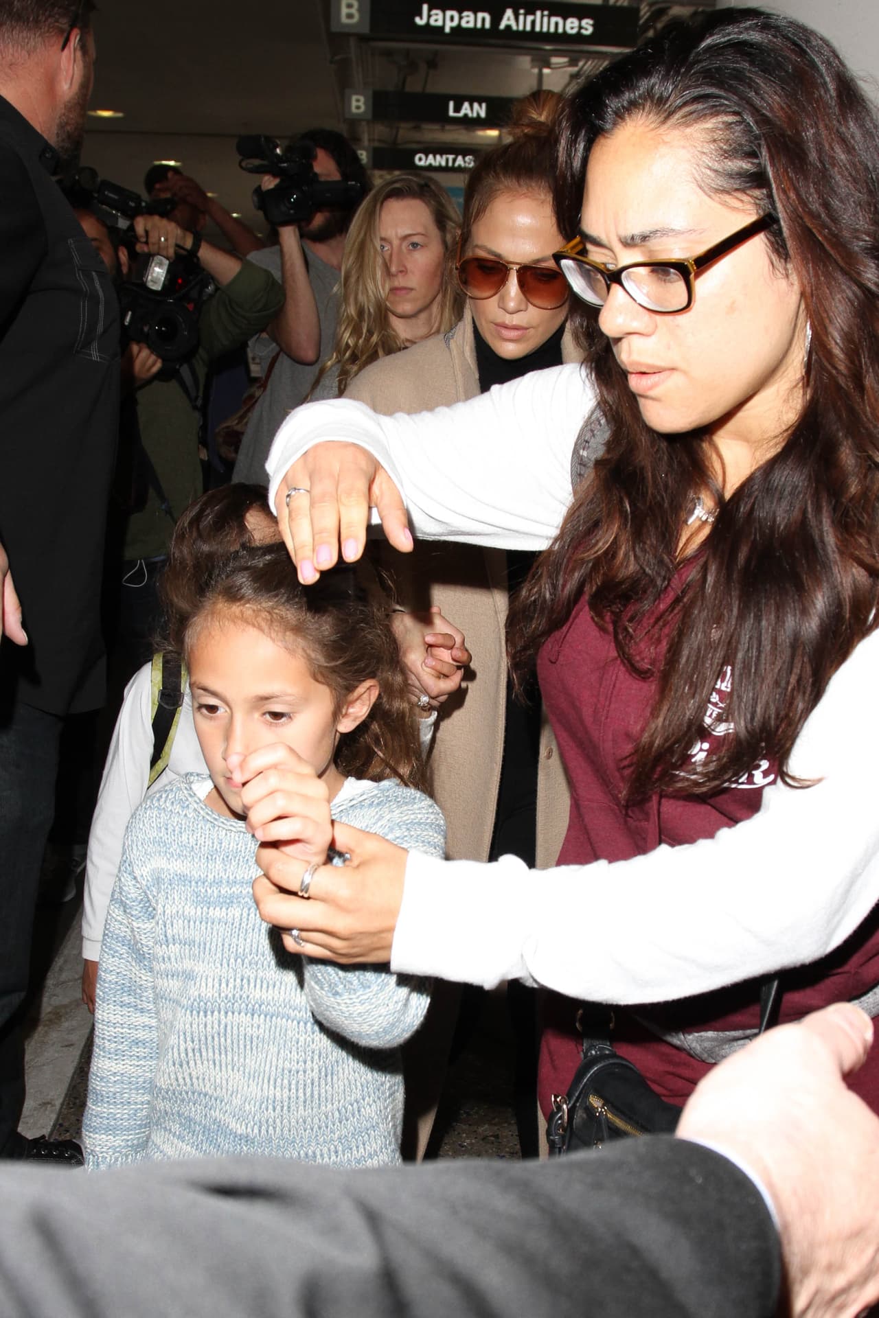 La niñera tuvo que ayudarlos a escapar de los fotógrafos.