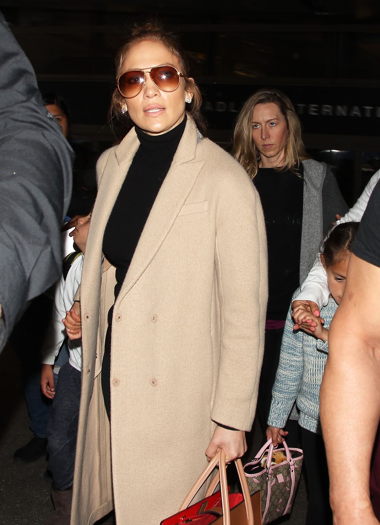 Encaró a las cámaras para pedirles que los dejaran pasar.