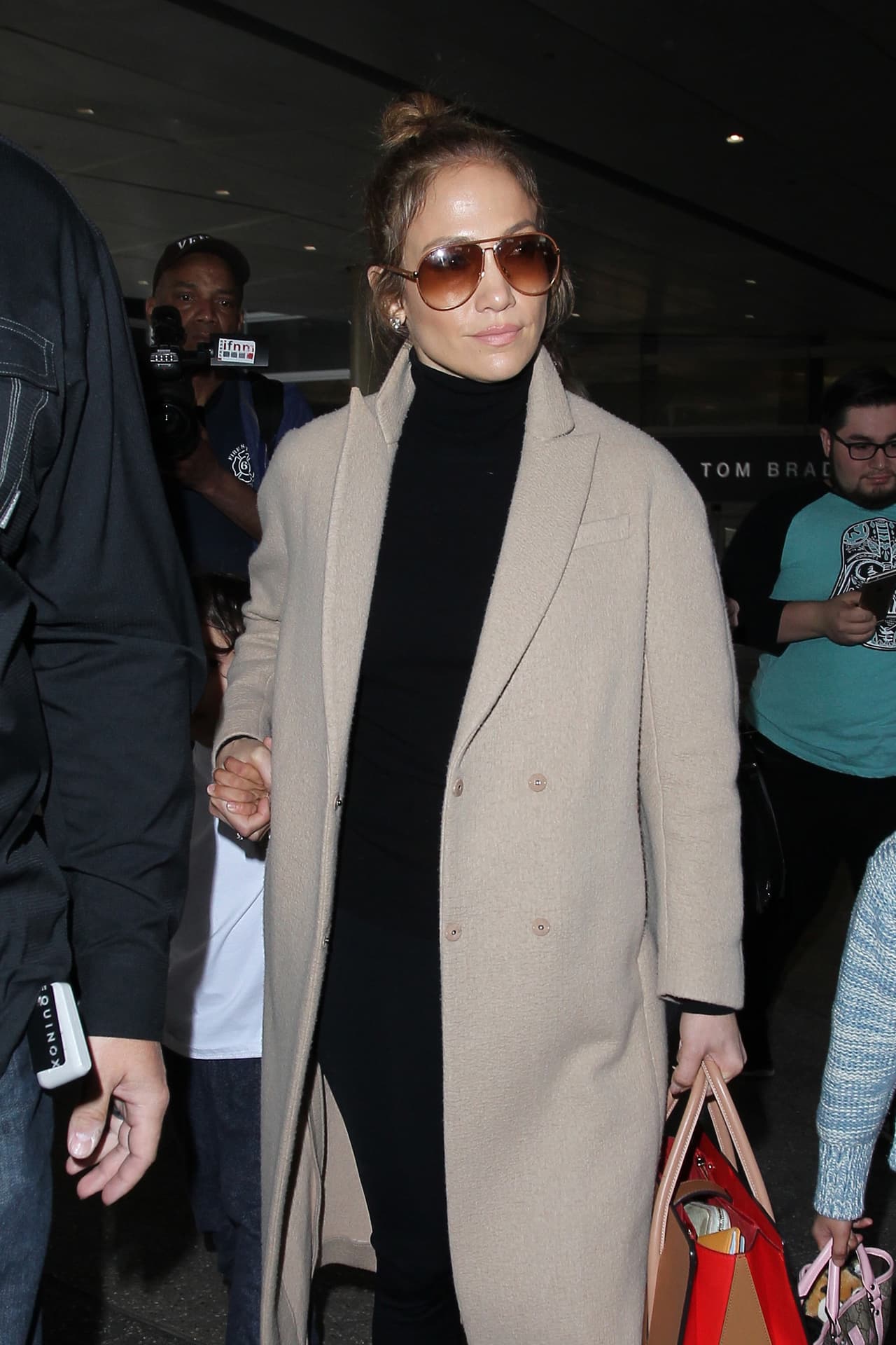 A JLo no le causó mucha gracia ver tantas cámaras.