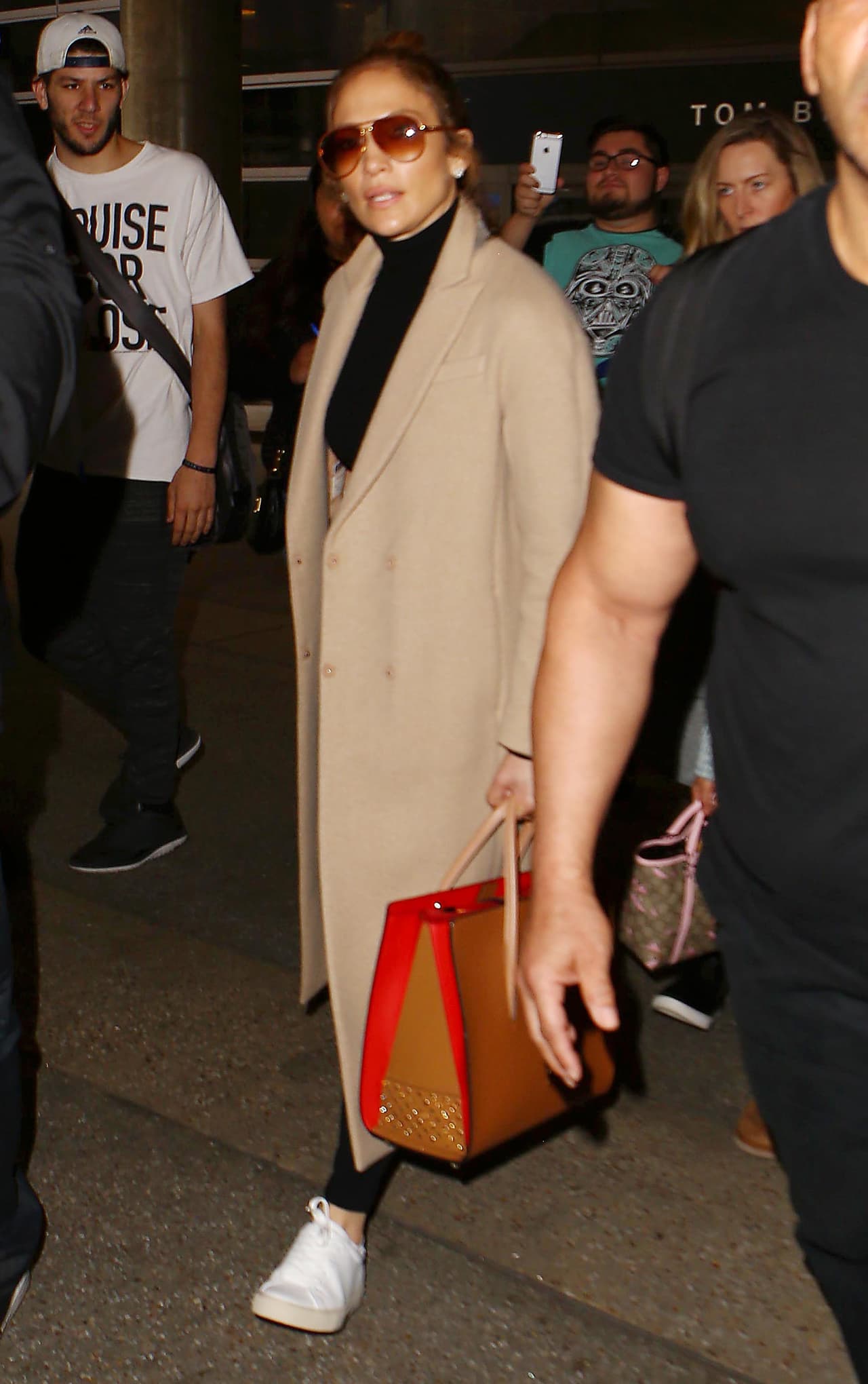 JLo pidió que los dejaran pasar.