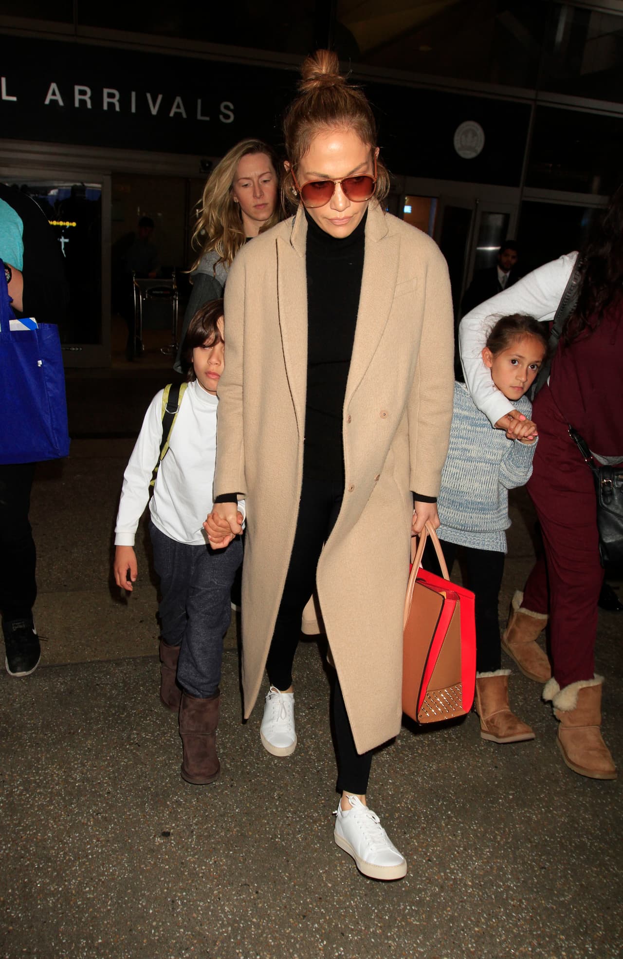 Sus nenes se asustaron al ver tanta gente sobre ellos.