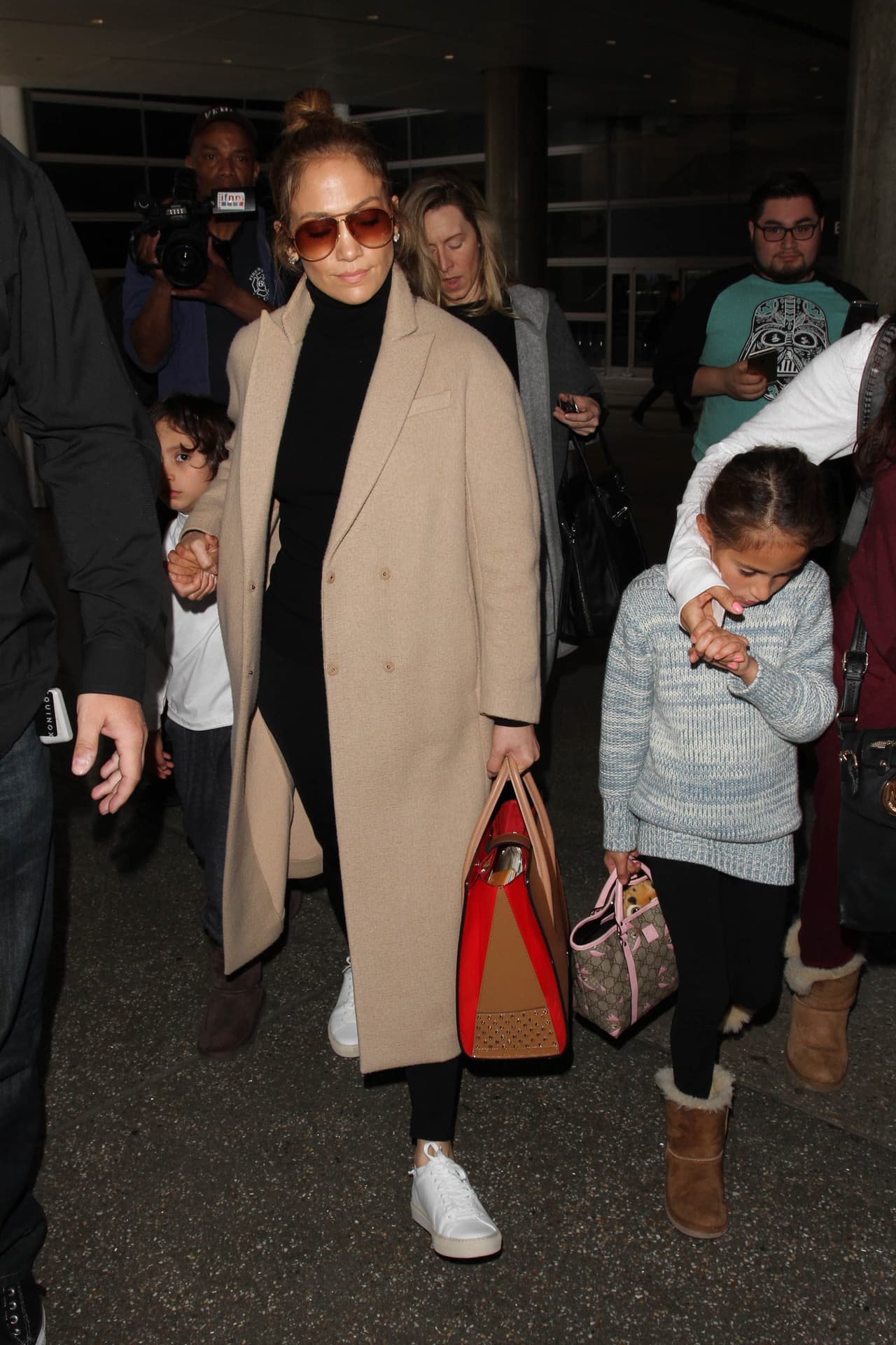 Emme intentó ocultarse en los brazos de su nana.