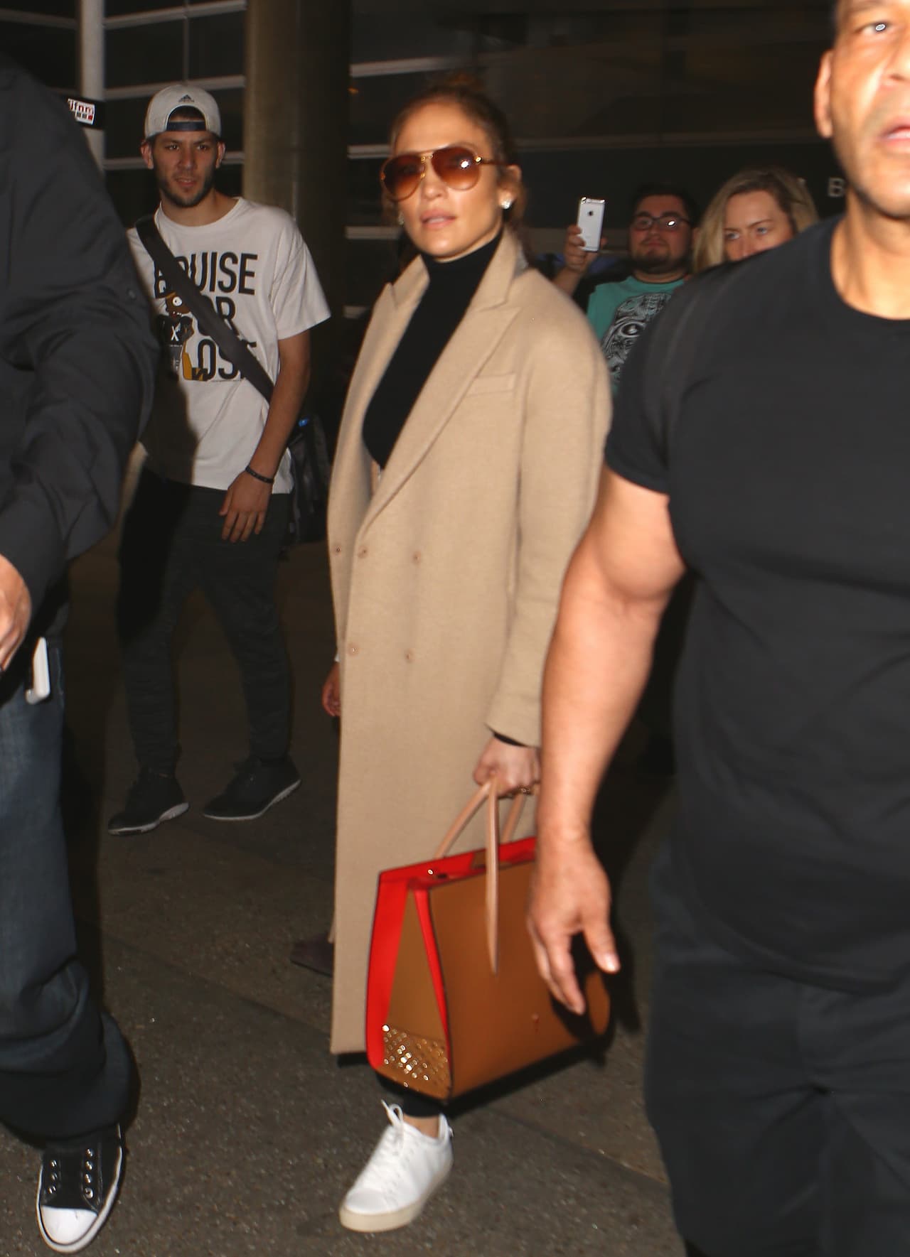 La cantante se molestó con los paparazzi.