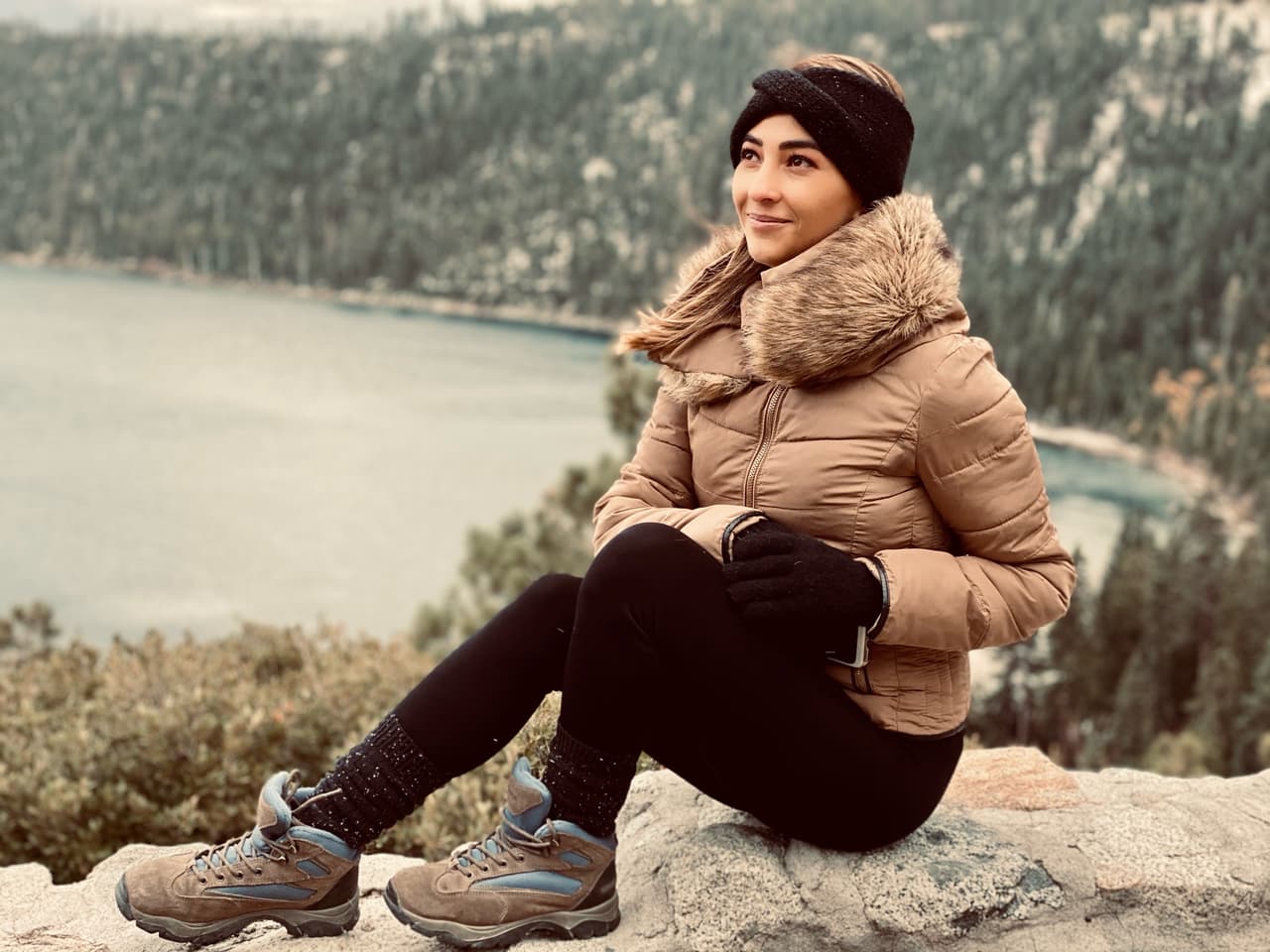 El lago Tahoe es el segundo lago más profundo de los Estados Unidos y el decimo sexto más profundo del mundo, con una profundidad máxima medida a 501 metros (1,645 pies). También es el quinto lago más profundo del mundo con un promedio de 305 metros (1,000 pies).