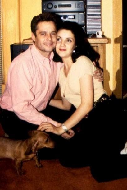 <b>Karla Álvarez</b> y
<b> Alexis Ayala</b> se convirtieron en marido y mujer en el año 1994, aunque lejos de empezar una vida feliz en pareja los rumores de violencia física y psicológica de inmediato comenzaron a surgir.