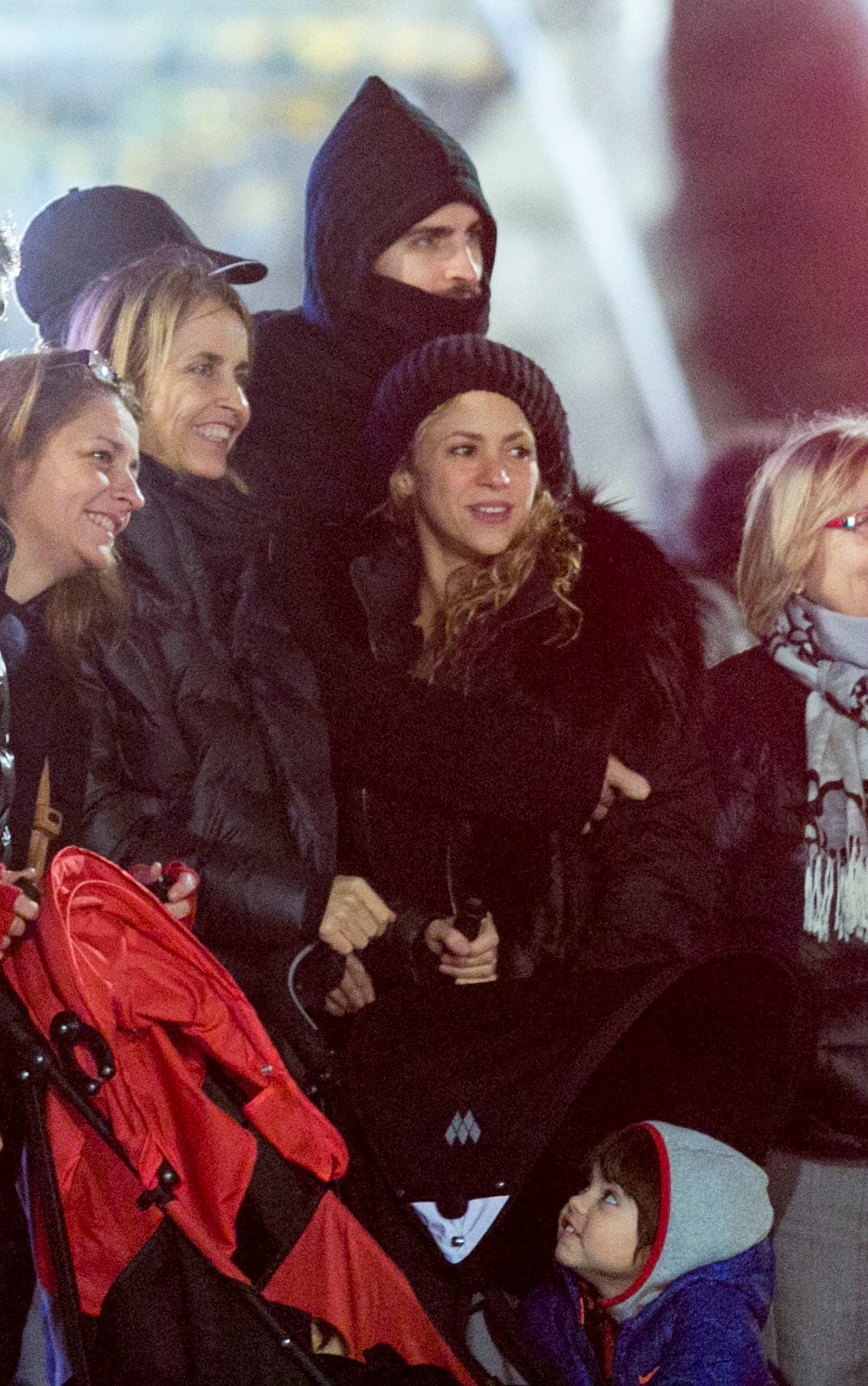 Eso sí, muy bien abrigaditos... ¡Y mira qué linda sonrisita de Milan!