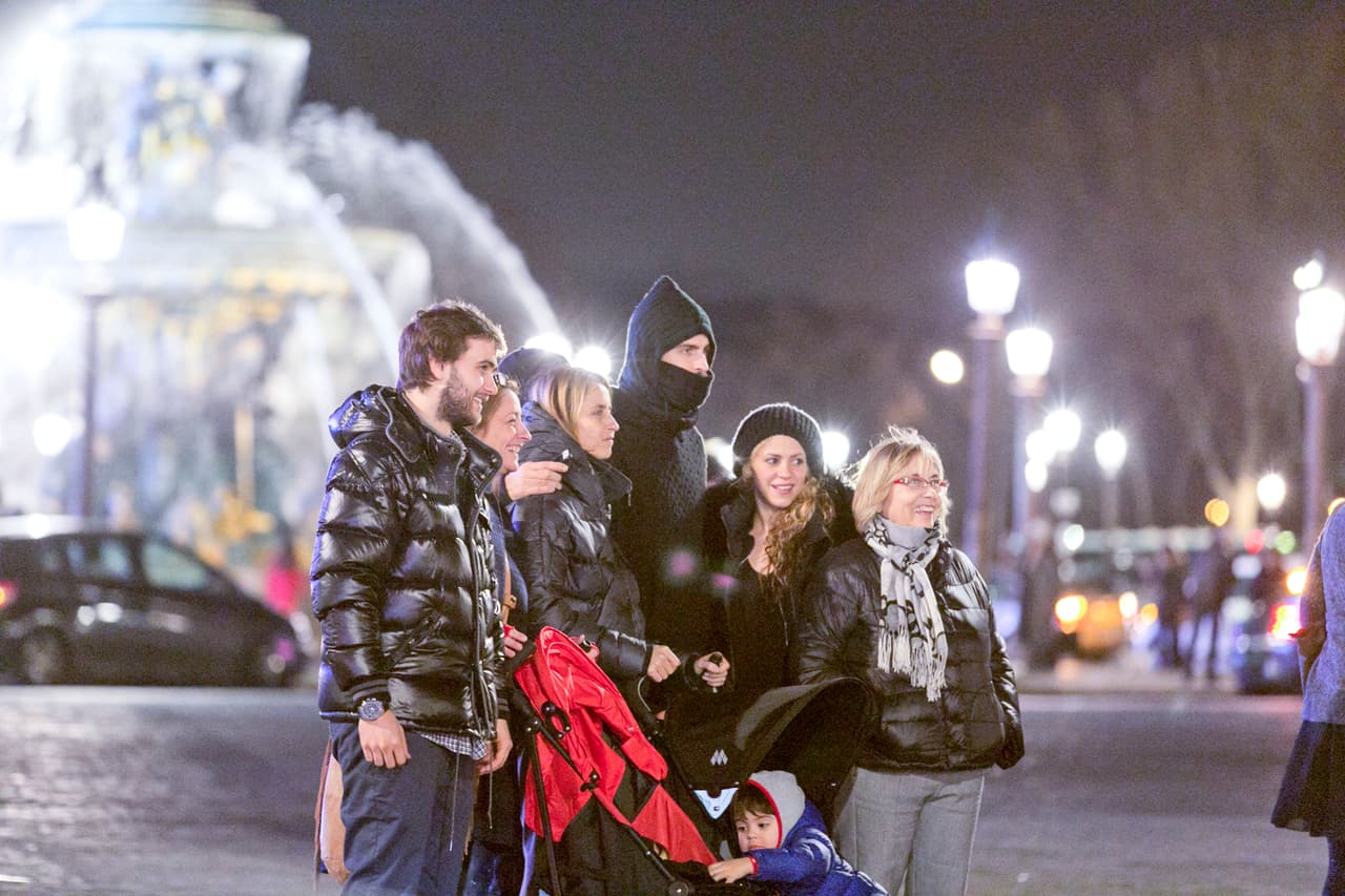 Salieron todos en familia a disfrutar de un espectáculo en las calles de París.