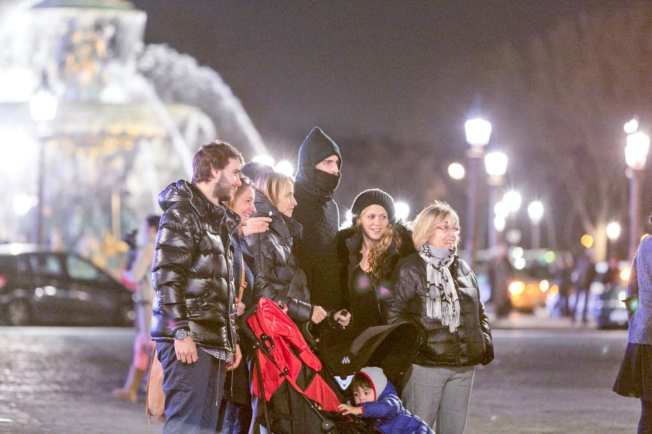 Mientras, el pequeño Milan jugando con su hermanito.