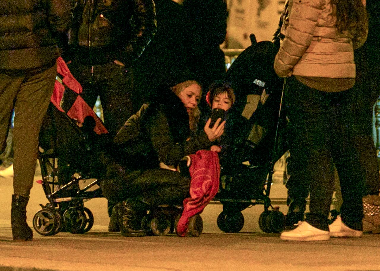 Shakira le mostraba algo a su primogénito.