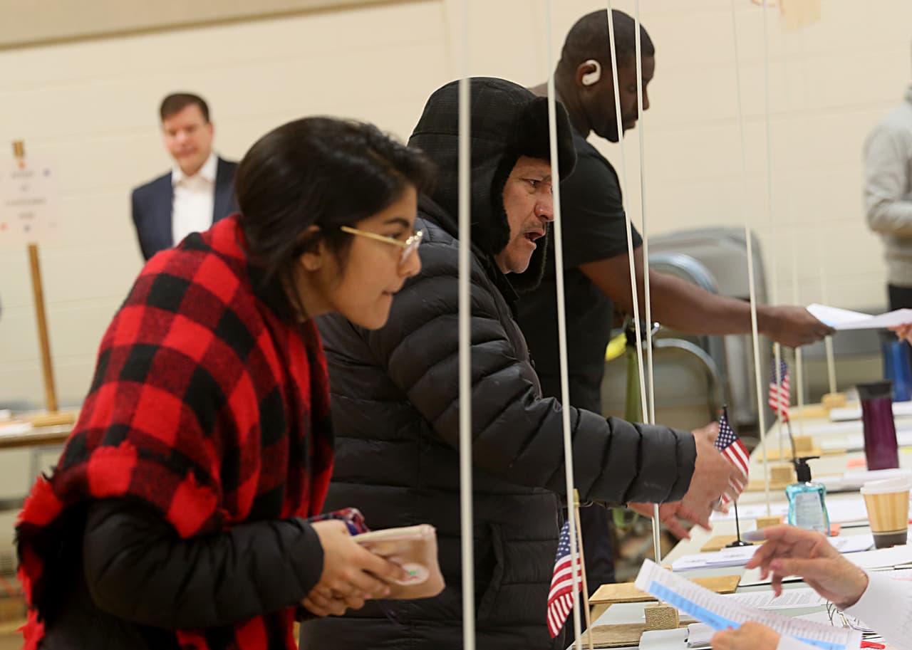 Estos gráficos revelan por qué los hispanos (y sus donaciones) son cada vez más cruciales para los candidatos demócratas