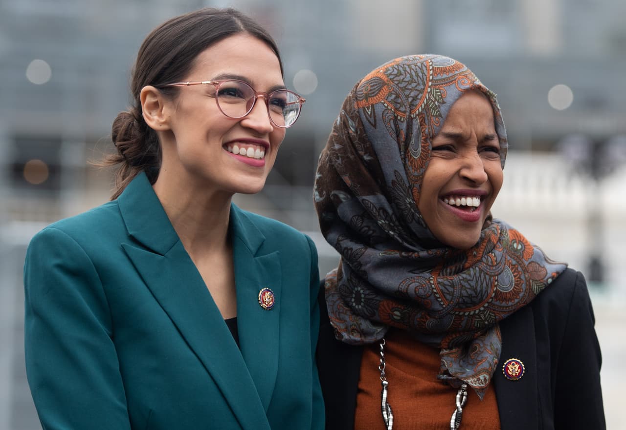 Ocasio-Cortez defiende a Omar y pide al Congreso intolerancia con todas la expresiones contra minorías, no solo el antisemitismo