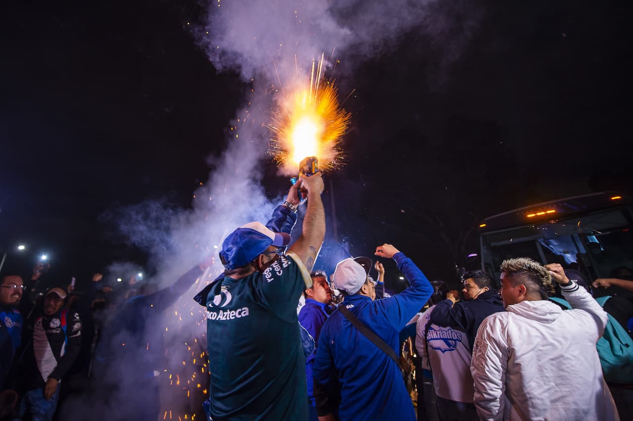 El Estadio Cuauhtémoc lució por momentos como una sucursal del Akron a minutos del juego trascendental entre Puebla y Chivas en busca de los Cuartos de Final.