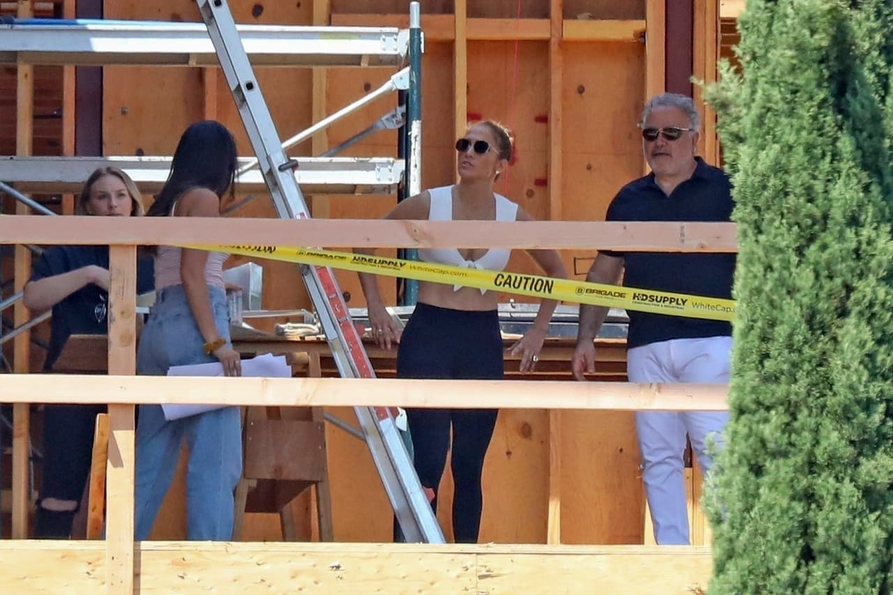 Las señales que la actriz ha dado hacen creer que su estadía en esa ciudad es algo a largo plazo, pues no solo ha sido captada supervisando esta casa en construcción o visitando mansiones millonarias. 
<br>