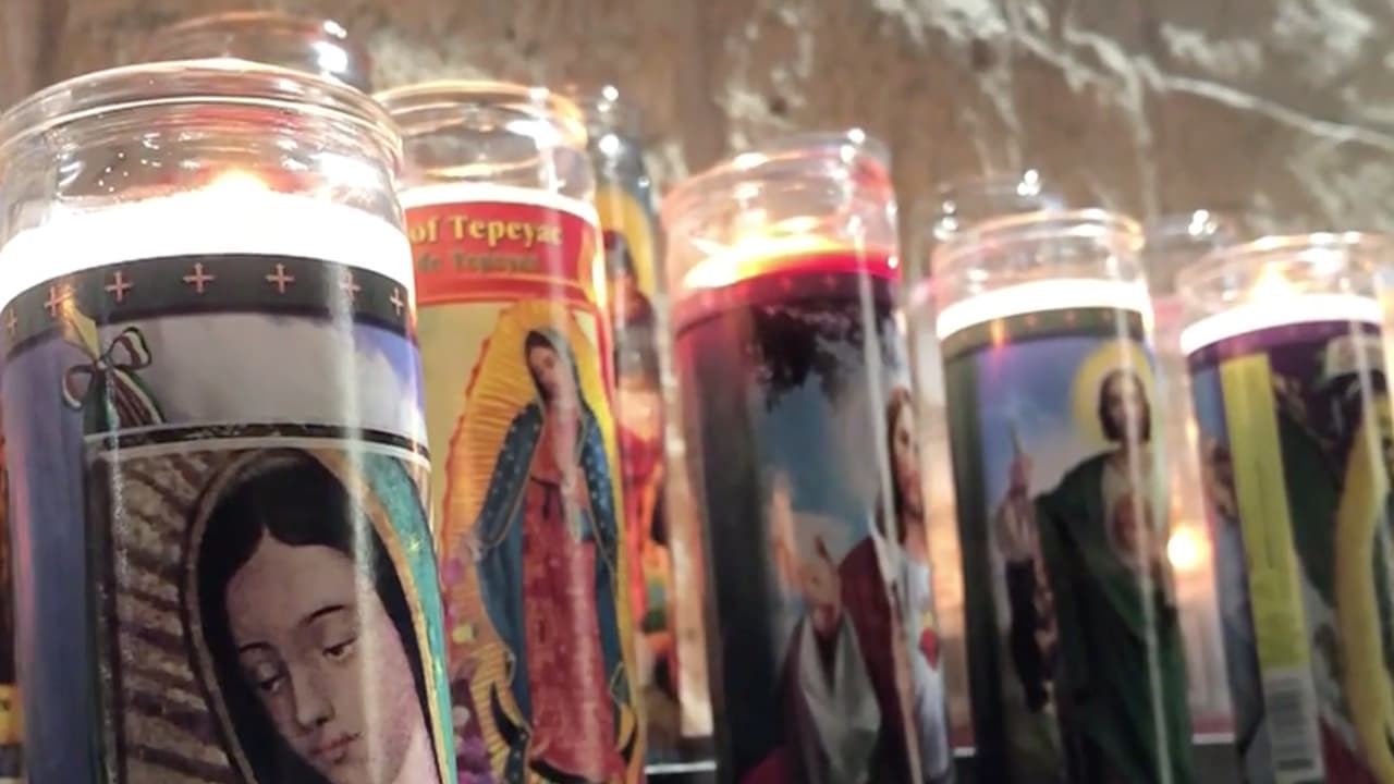 “Le ponemos gel a la gente en la entrada. Estamos desinfectando las bancas entre un servicio y el otro. También tratamos de mantener la distancia”, indicó el padre Miguel Solorzano.