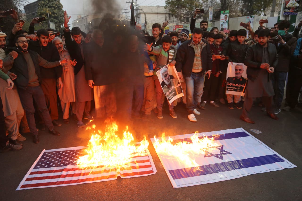 Musulmanes chiítas paquistaníes quemaron las banderas de EEUU e israel en una protesta en Lahore, Pakistán.
