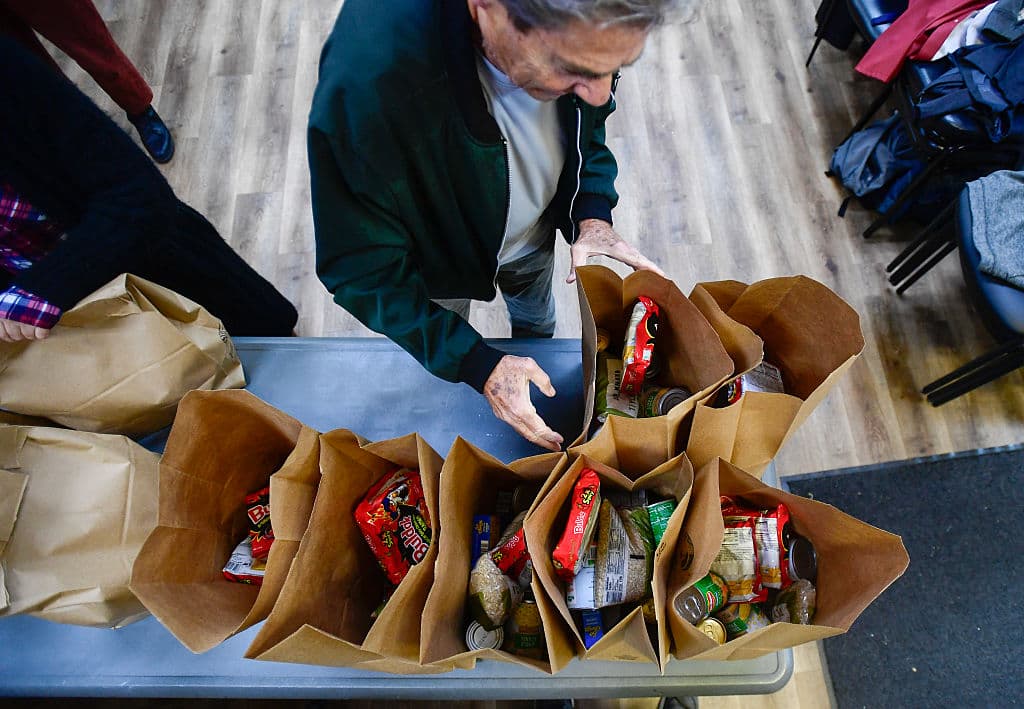 Voluntarios en Lutheran Settlement House empacan bolsas de víveres para distribuirlas a la comunidad local como parte de su despensa diaria de alimentos en Filadelfia, Pensilvania, el 30 de octubre de 2025. A partir del 1 de noviembre, los beneficios del Programa de Asistencia Nutricional Suplementaria (SNAP) están programados para expirar, afectando a millones de estadounidenses en medio del cierre del gobierno. Despensas locales como Lutheran Settlement House en Filadelfia están registrando un aumento de visitas.