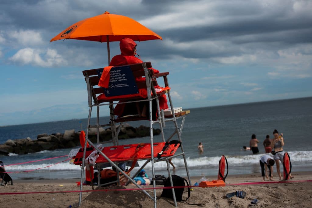 En las playas de Nueva York también se han visto escenas clásicas del fin de semana del Memorial Day, que para muchos es el inicio oficioso de la temporada estival, una que será de récord. Se estima
<b>que haya incluso más viajes que en 2019</b>, antes de la pandemia.