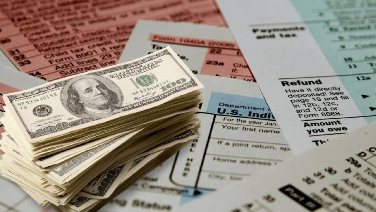 <b>¿Deberé impuestos por el reembolso?</b>
<br>El Departamento de Ingresos de Arizona aclaró que los contribuyentes que reciban el reembolso no deberán dinero a las autoridades tributarias: “El reembolso de impuestos para las familias de Arizona es deducible a efectos del impuesto sobre la renta individual de Arizona”.