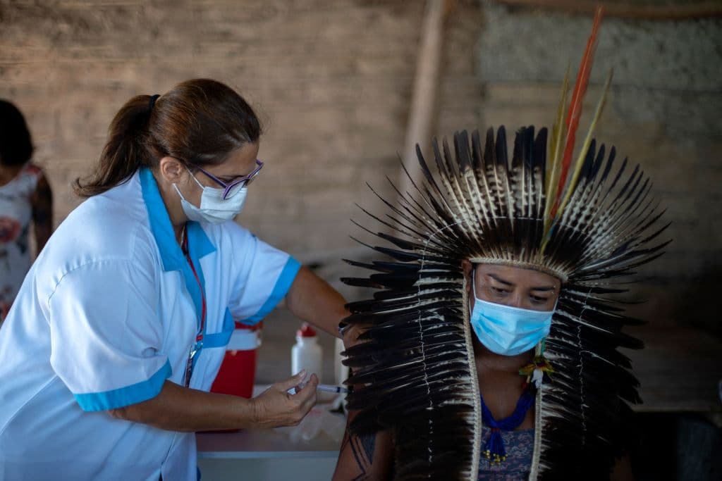 El jefe de Gurani, Jurema Nunes, es inoculado con la vacuna china CoronaVac de Sinovac Biotech contra el covid en la ciudad de Marica, estado de Río de Janeiro, Brasil.