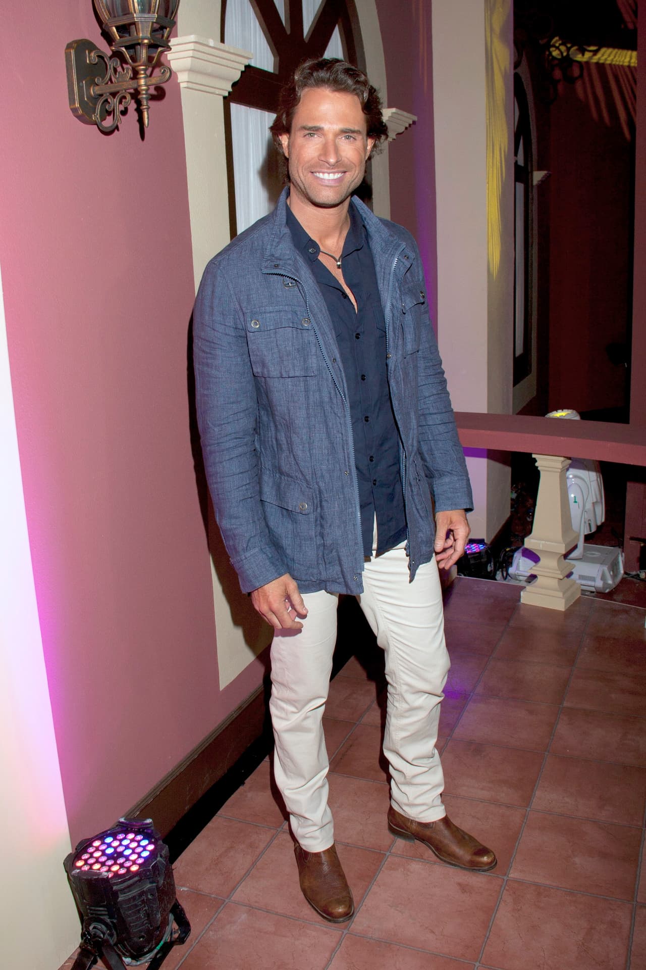 'Alejandro' era interpretado por 
<b><a href="http://www.univision.com/temas/sebastian-rulli">Sebastián Rulli</a></b>, quien pagaba una fuerte cantidad de dinero para que 'Graciela' (
<b><a href="http://www.univision.com/temas/daniela-castro">Daniela Castro</a></b>) permitiera el matrimonio entre 'Montserrat', su hija y él. La historia era todo un drama.