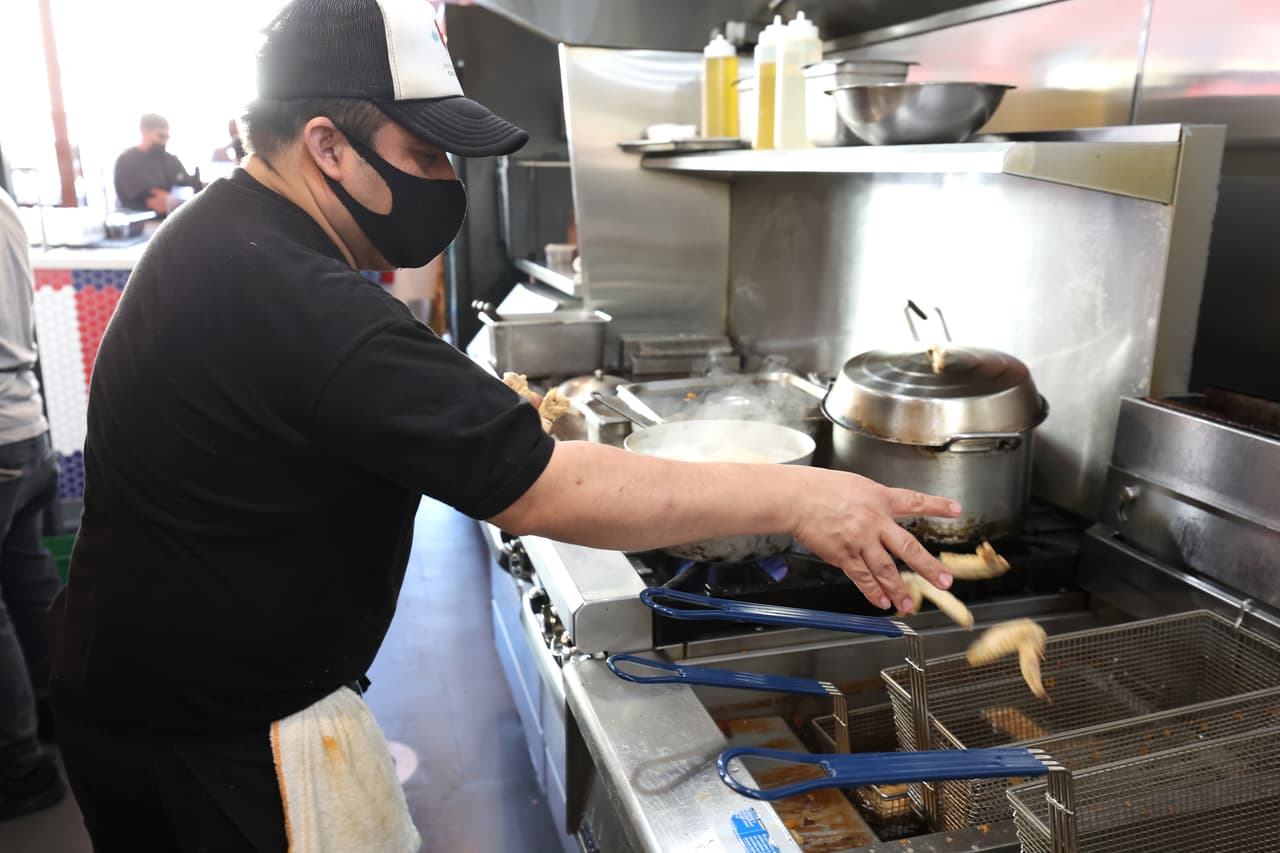 Los problemas de la cadena de suministro de alimentos son los responsables de la escasez de pollo y alitas.
<br>