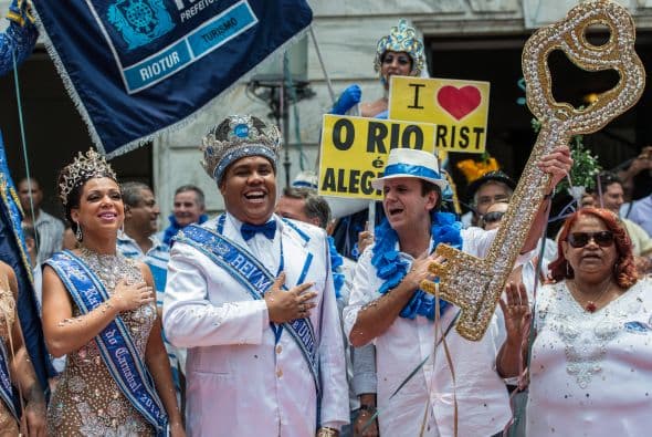"¡Está decretada la alegría!" bramó en la mañana de este viernes el rey Momo.