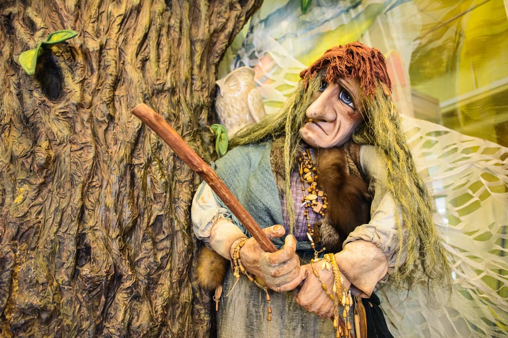 Este caso es evidente en el cuento ruso de Vasilina la hermosa, una especie de Cenicienta rusa que vive con su malvada madrastra y dos hermanastras que la odian. Las mujeres la mandan al bosque a que encuentre a la Baba Yaga con la esperanza de que la bruja se la coma viva y puedan deshacerse de ella.