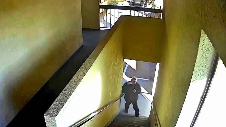 El supuesto asesino fue captado cuando subía a la habitación del hotel donde se encontró el cadáver.