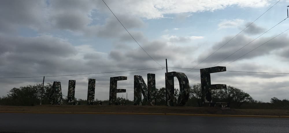 La entrada del pueblo de Allende, de 22,000 habitantes, luce un cartel pintado como camuflaje militar. En mayo de 2016 un contingente de 700 soldados se instaló en esta región fronteriza para reforzar la seguridad.