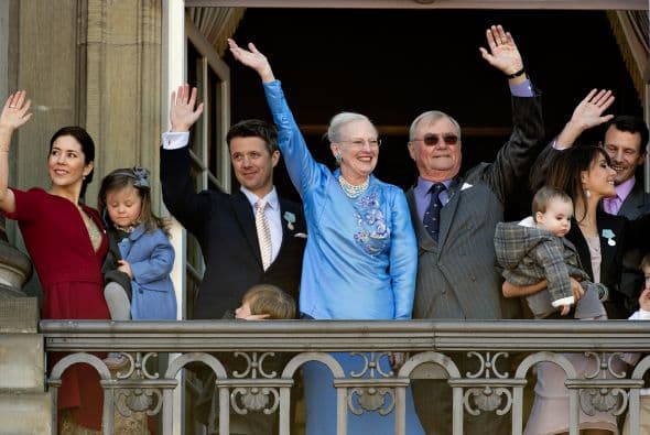 MONARQUÍA DE DINAMARCA- En el sitio web de esta corona, dirigida actualmente por la Reina Margreth, se especifican los gastos que tienen anualmente y que deben ser costeados con un presupuesto otorgado por la Corte de , 10 millones ($12,800,000).