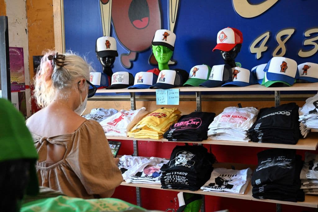 Ofrecen 'especiales' o combos a sus clientes para que lleven más de una, lo que limita aún más que recauden los más de $7 millones que lleva Trump.