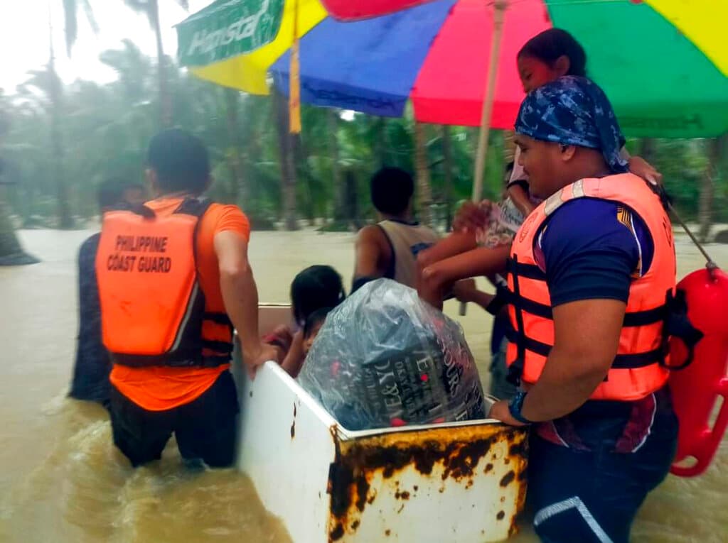 Otras cinco personas murieron en otras partes a consecuencia de la embestida de la tormenta, que azotó la provincia oriental de Camarines Sur el sábado en la madrugada, informó la agencia gubernamental de atención de desastres.