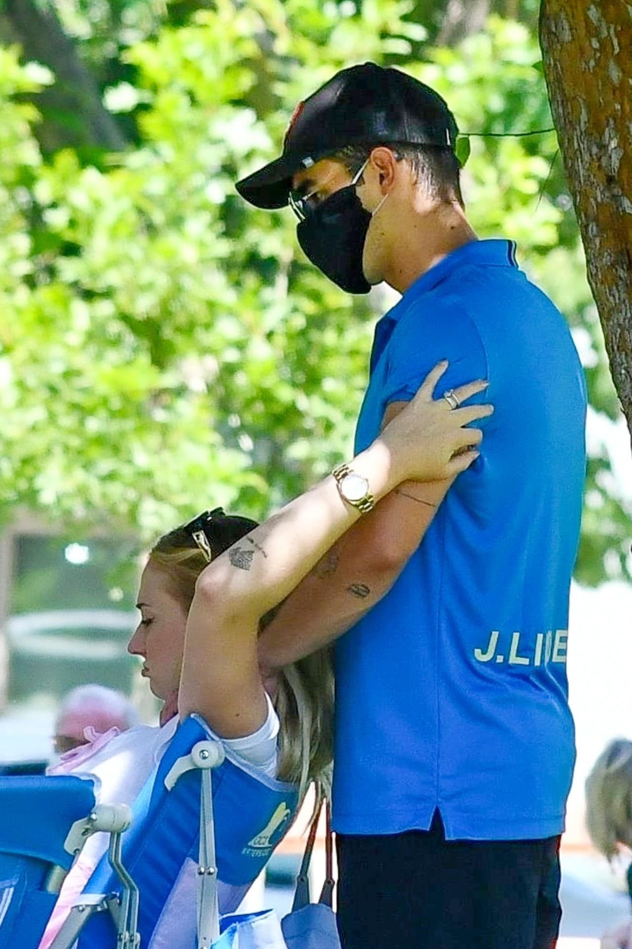 En la imagen se puede advertir cómo Joe le da un masaje a la actriz. Los futuros padres se alistaban para la llegada del bebé.