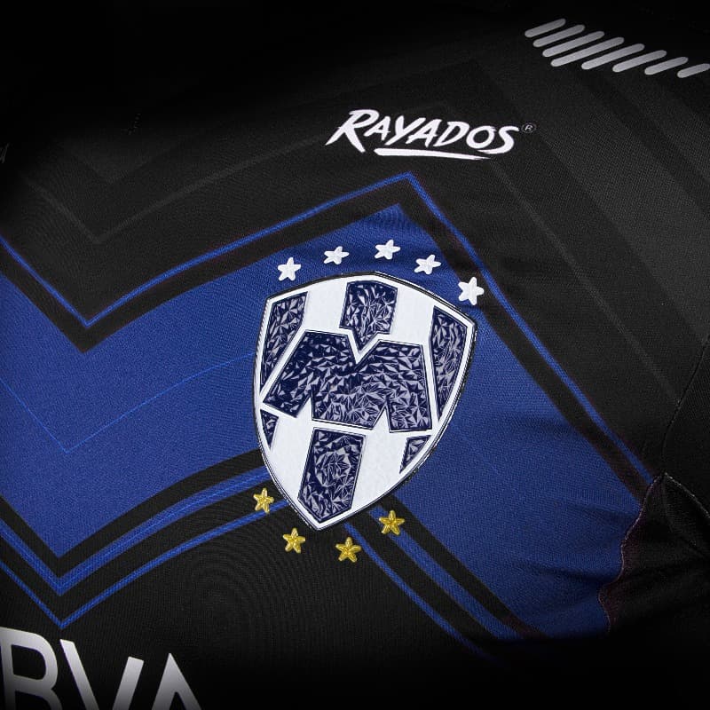 Los regios optaron por su conocido color azul, pero decidieron acompañarlo con un color negro que provoca temor.