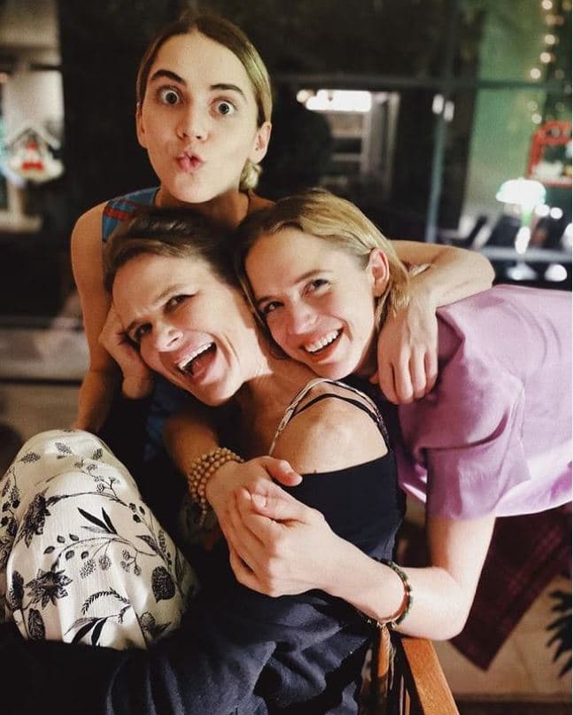 Nailea Norvind con sus hijas