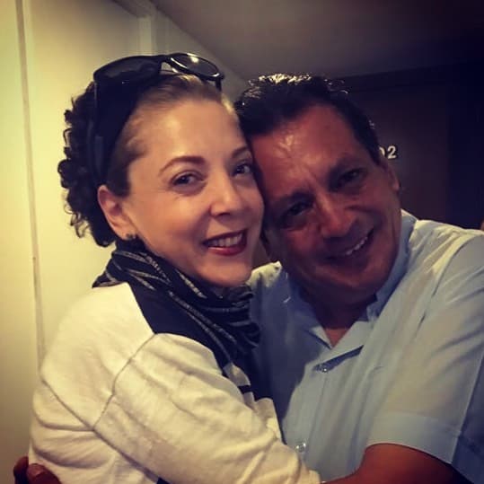 En dicho evento también dedicado a concientizar sobre el cáncer de ovarios, Víctor Manuel habló con la prensa sobre 
<b>cómo él y su familia han sobrellevado la ausencia de Edith González</b>. "
<b>Todo va como ella quería</b>; 
<b>me dejó como albacea de todos sus bienes y a su hija</b>... ¡muy bien respaldada!", compartió en entrevista para TVNotas.