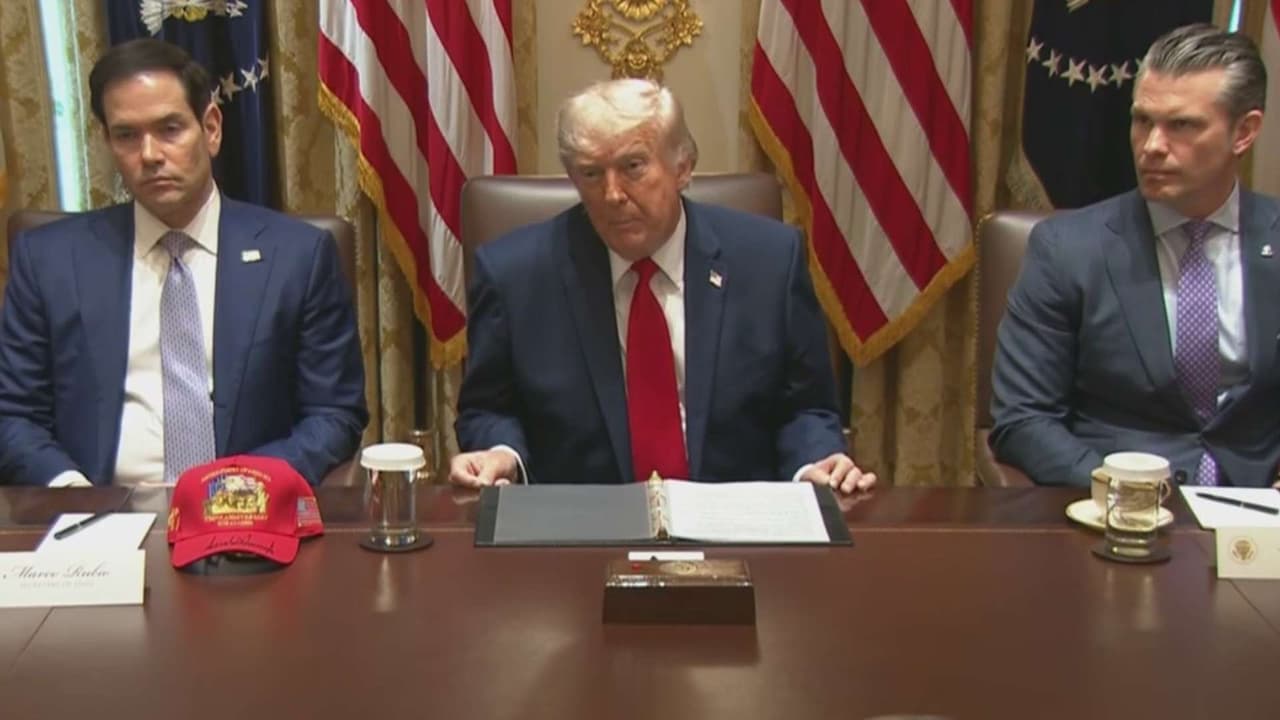 Trump critica a republicanos tras votación en el Congreso para limitar sus poderes de guerra