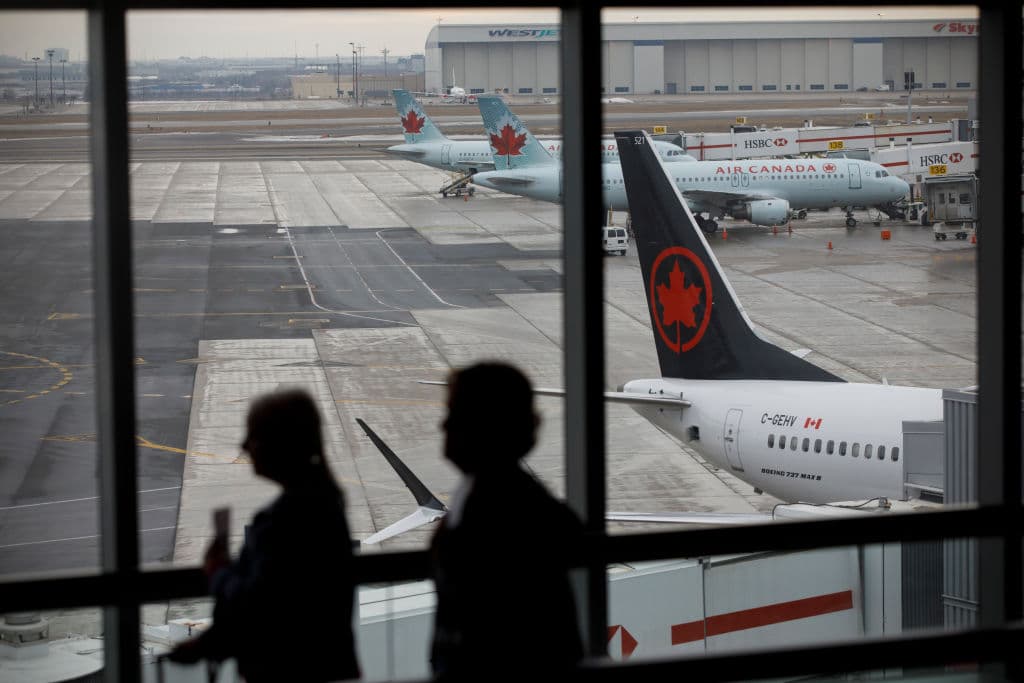 Canadá multa con $32,000 a dos viajeros que presentaron pruebas falsas de la vacuna