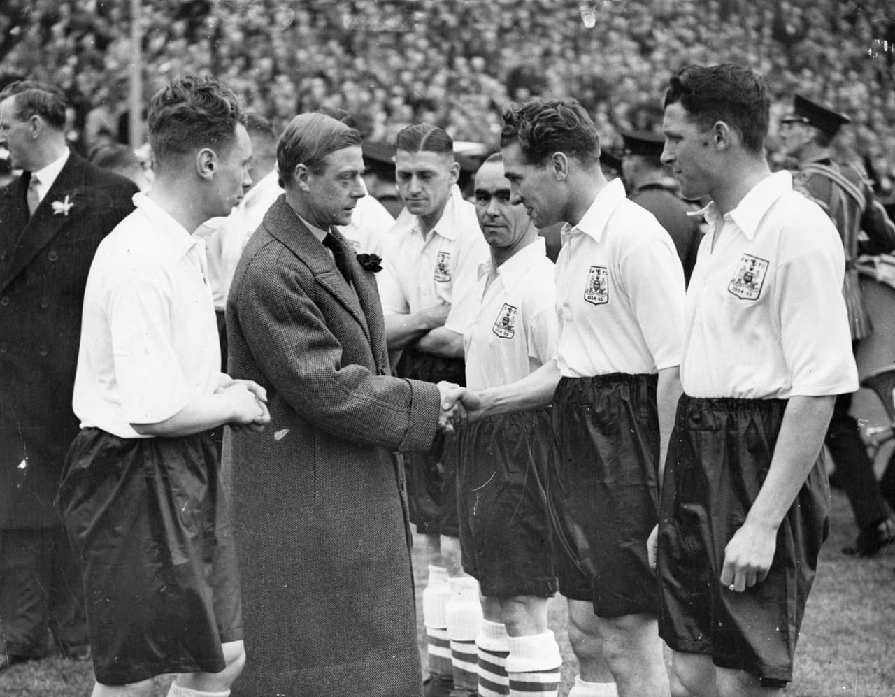 Según Mirror, Graftieaux cree que sus abuelos se conocieron en París y tuvieron una relación clandestina durante dos años. Pero cuando Marie-Leonie quedó embarazada en 1915, Edward terminó con ella y supuestamente compró su silencio, dinero que la ayudó a convertirse en una famosa diseñadora de modas en Francia.