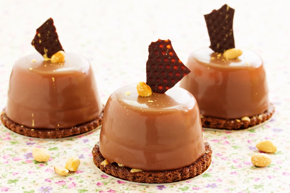 PASTELITOS DE QUESO CON CREMA DE CACAHUATE. Los niños aman los pastelitos, pero esta vez no sólo les ofrezcas los típicos de chocolate o fresa, sorpréndelos con algo nuevo como el queso y la crema de cacahuate juntos para sacarles una gran sonrisa y te vuelvas su favorita en hacerles postres.