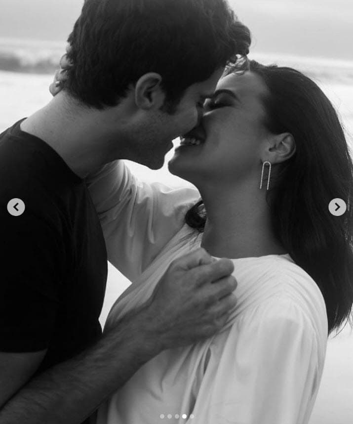 De manera pública, Lovato y Ehrich confirmaron su noviazgo el 8 de mayo cuando compartieron con sus seguidores de Instagram un video en el que se les veía bailando y besándose.
<br>