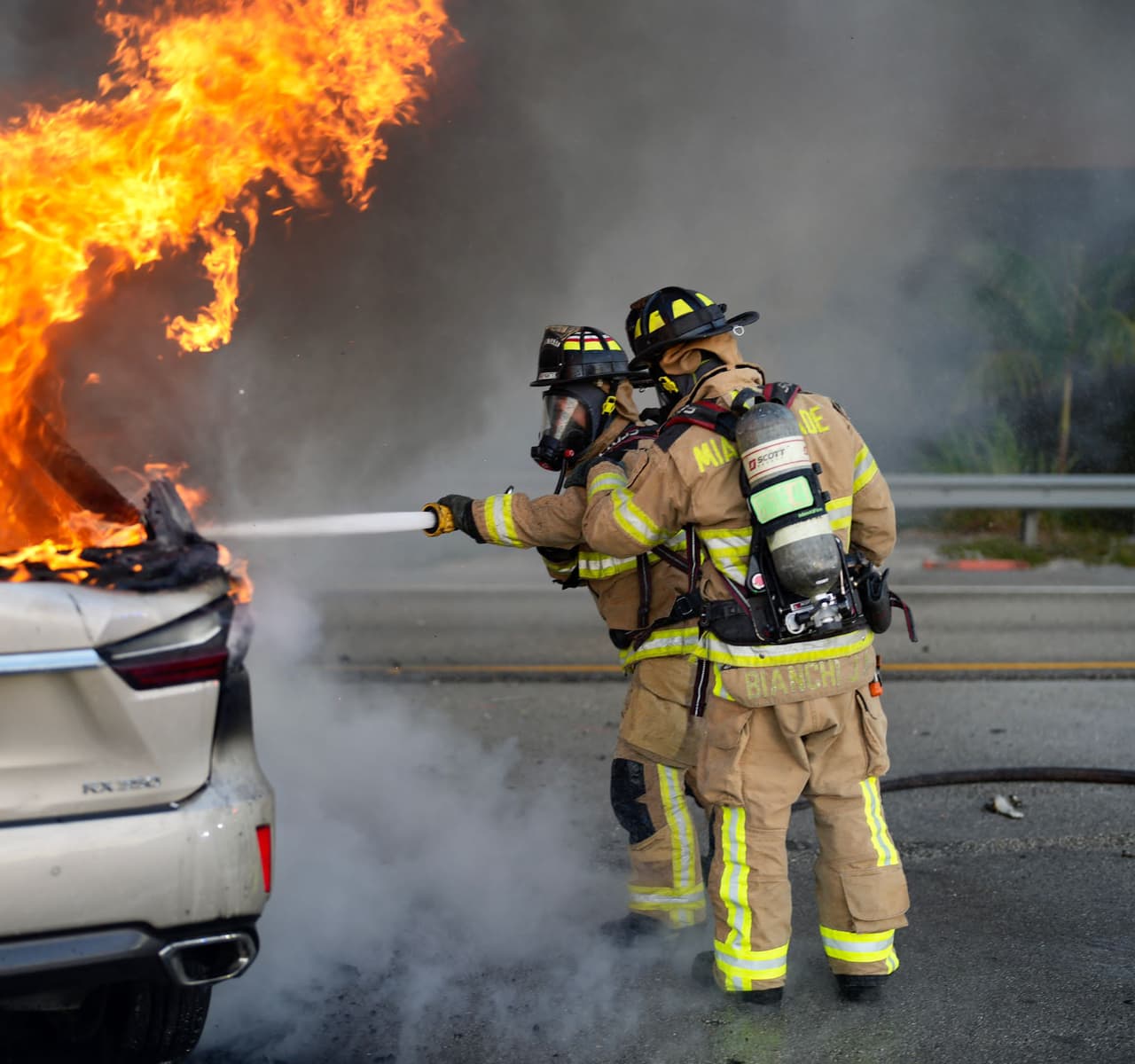 Llame al 911 para pedir ayuda y no intente apagar usted mismo el incendio