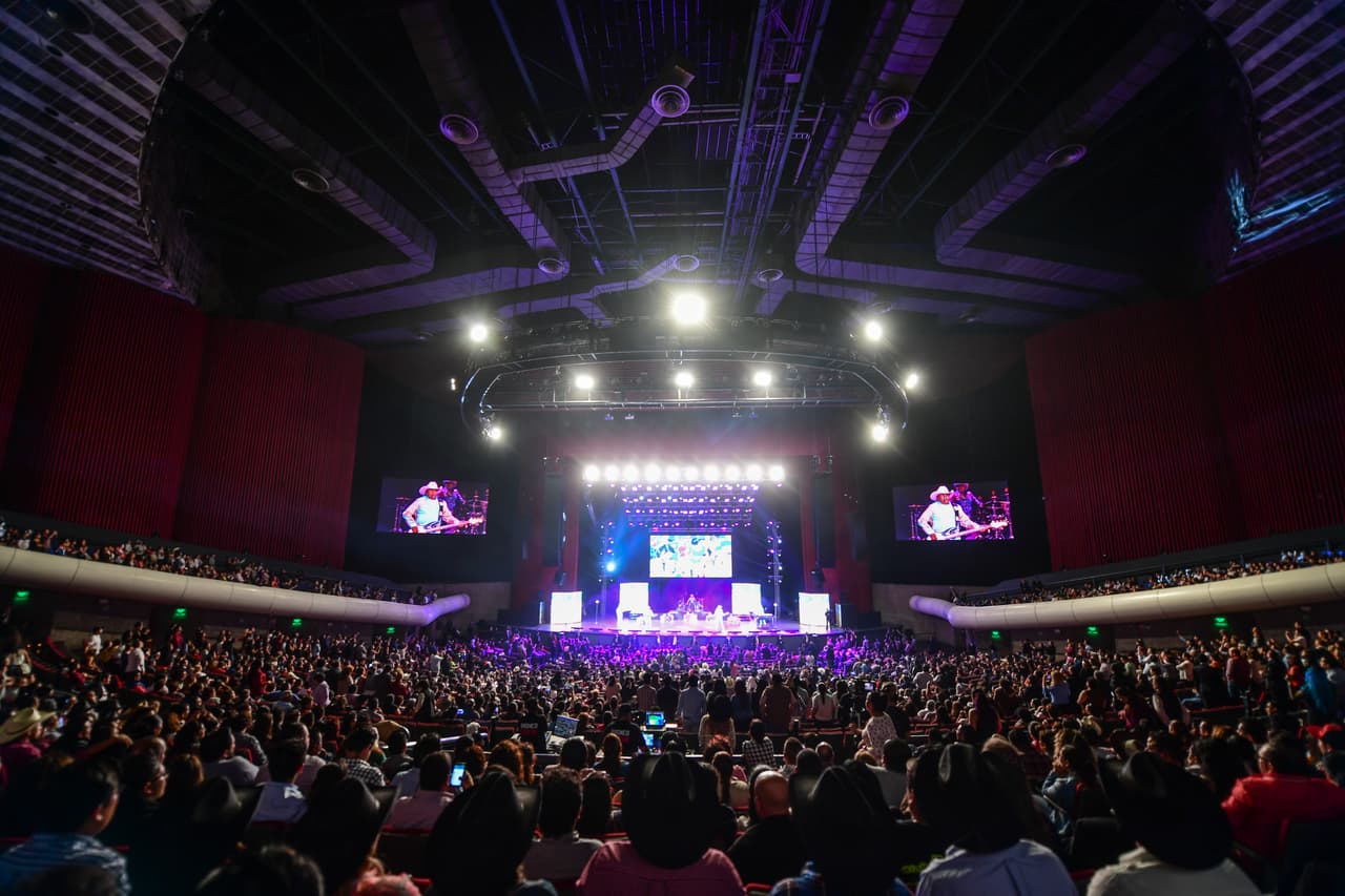 El pasado 3 de mayo Bronco se presentó en el Auditorio Nacional de la Ciudad de México ante 10 mil personas.
