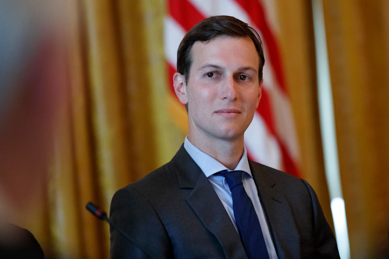<b>JARED KUSHNER. </b>Tiene 36 años, es empresario inmobiliario, dueño del periódico 
<i>The New York Observer</i>, 
<b><a href="http://www.univision.com/noticias/politica/jared-kushner-respondera-al-senado-sobre-los-supuestos-lazos-de-trump-con-rusia" target="_blank">esposo de Ivanka Trump</a></b>, la hija mayor del presidente, y asesor presidencial. Su participación en la trama rusa va más allá de la reunión con la abogada rusa en junio de 2016. En diciembre del mismo año se reunió con Michael Flynn y el embajador ruso Sergey Kislyak en la Torre Trump. También se reunió con Sergey N. Gorkov, jefe del banco de desarrollo ruso Vnesheconombank, incluido en las sanciones impuestas a Rusia por EEUU tras la anexión de Crimea.
